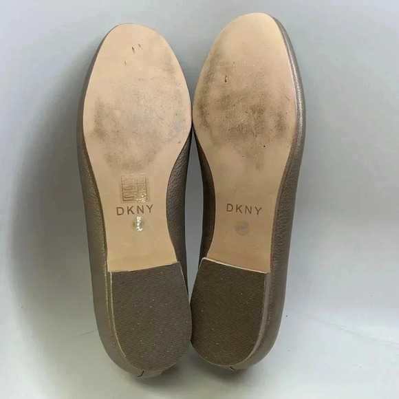 Women’s DKNY Metallic Gold Color Flats Size 6.5 Preowned - Picture 6 of 8